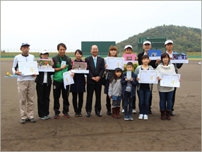 ピノキオ薬局杯各務原市秋季学童野球大会フォトコンテストの表彰式を行いました。