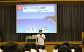 ピノキオ薬局の薬剤師が、中学校で講演を行いました。