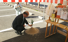 新店舗の地鎮祭を執り行いました。