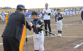 ピノキオ薬局杯秋季学童野球大会の閉会式が行われました。