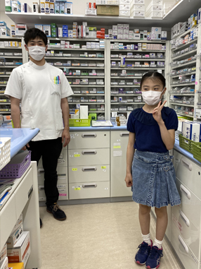 小学５年生の松谷璃子さんが、ピノキオ薬局三宅店の見学を行いました。