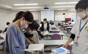 講座名「憧れのお仕事！「薬剤師さんになるには」の親子無料講座が各務原市で開催されました。