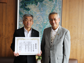 「ピノキオ薬局　大野店」の田中店長が、岐阜県国民保険団体連合会理事長様から表彰を受けました。