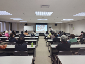 ２月１日、各務原市産業文化センターで開催されました「各務原市女性会議」でピノキオ薬局の薬剤師が、『感染症と災害時のお薬事情』と題して、約４０名の女性の前で講演を行いました。